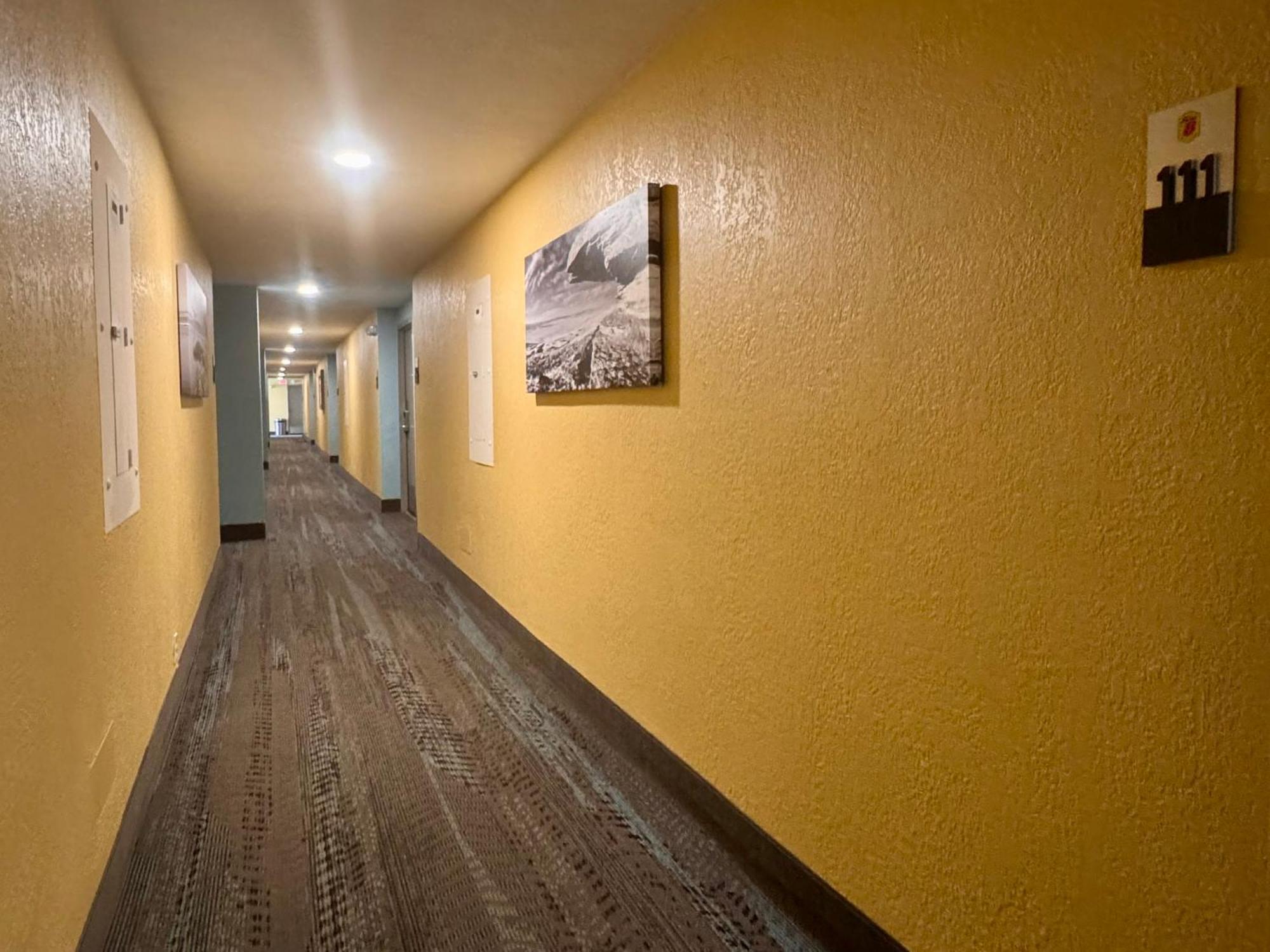 Super 8 By Wyndham Great Falls City Center エクステリア 写真