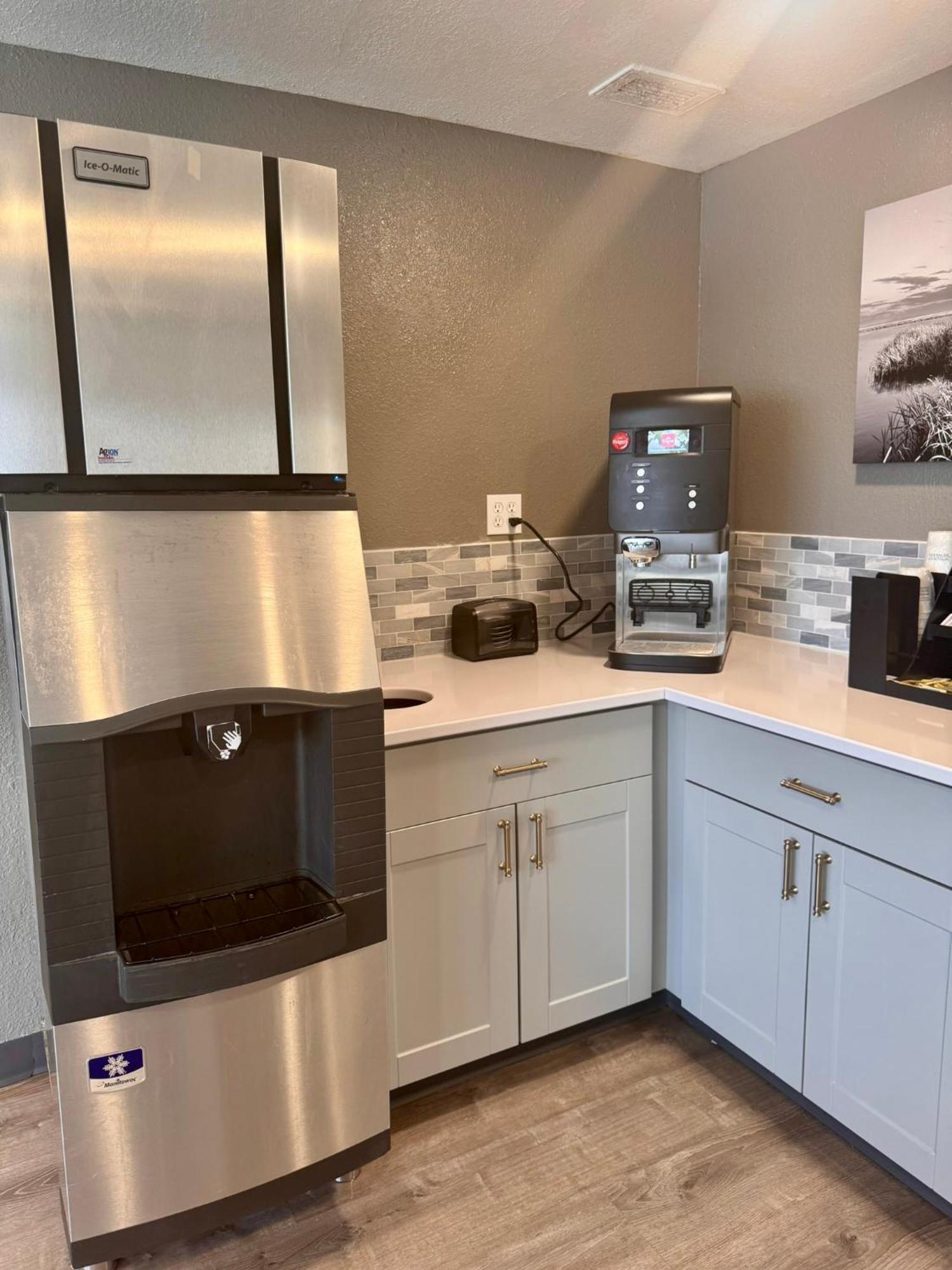 Super 8 By Wyndham Great Falls City Center エクステリア 写真